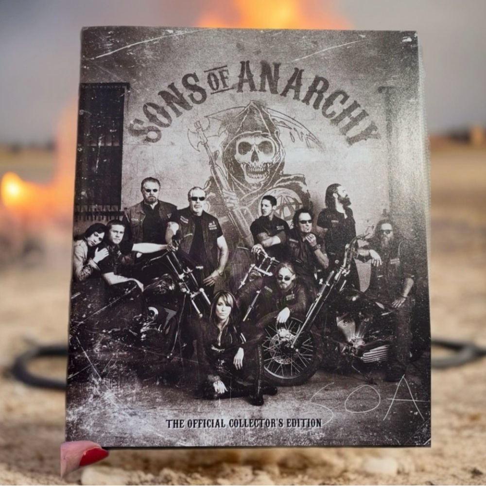 Sons of Anarchy Collector's Edition Book - Picture 6 of 8